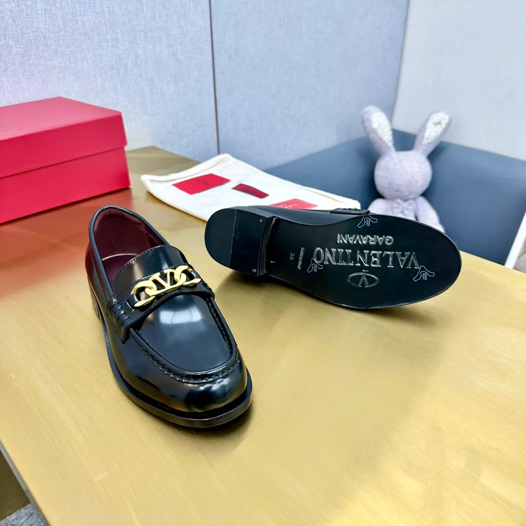 👟👟Ex-factory price 640👟👟 (genuine leather sole) 2024 [VALENTINO] Valentino's early spring fashionable slip-on loafers are hot new🆕 Versatile style with temperament💃🏻 Slay the whole audience immediately when you put it on [Love] The ultra-simple design is more timeless and attractive! Fashionable and neat feeling, it is a magic tool for increasing your height and slimming down ✨ The shoe collar is specially added with anti-wear latex! You won't feel tired after walking all day long🦶🏻 The upper is made of open-edge beaded cowhide fabric and matched with calfskin lining, which is full of texture. The bottom thickness is 4.0cm. Color: black, brown, coffee. Size: 35-40. Available from factory.